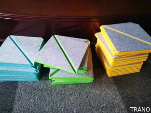 B bereitete gerade den materiellen Ton auf, der akustisches 3D blockiert, Wand halb zerfurchtes
