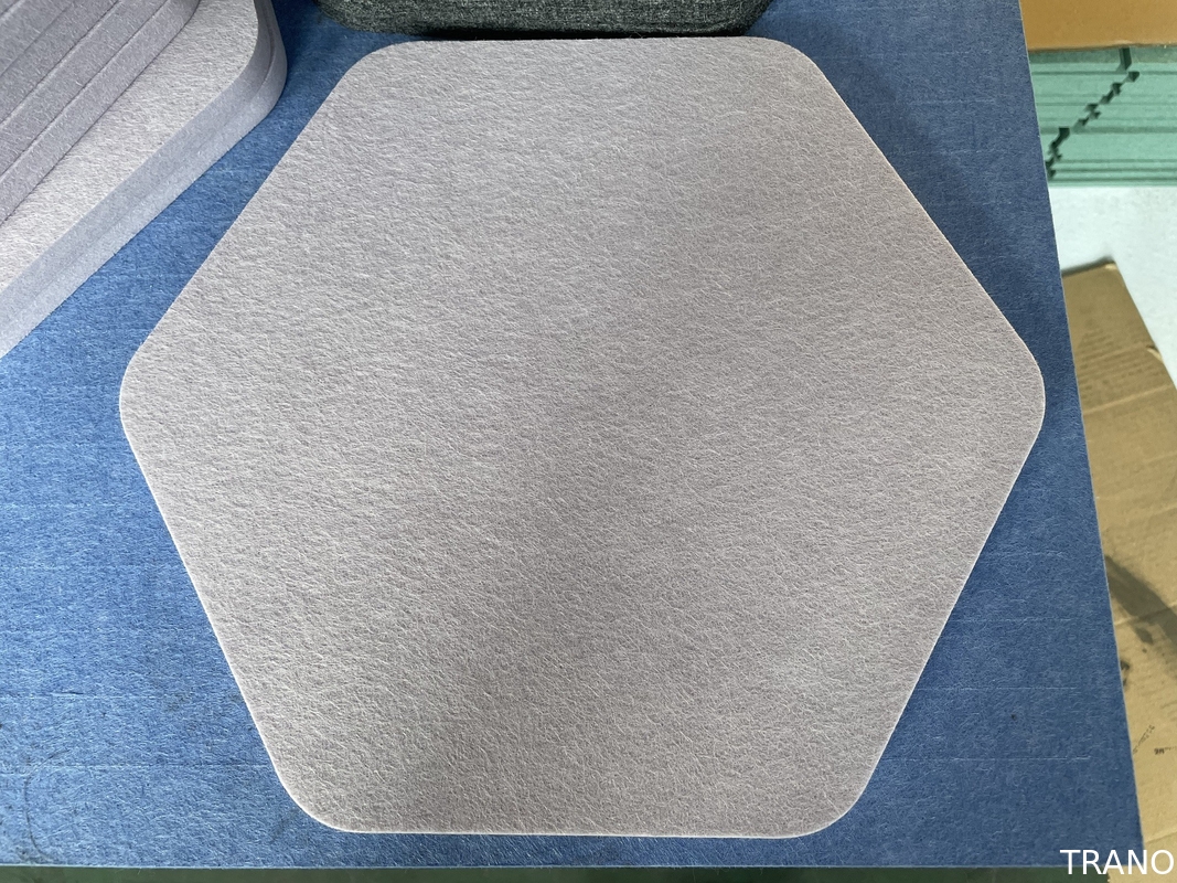 Hexagonale Akustikplatten aus PET-Felt in verschiedenen Farben