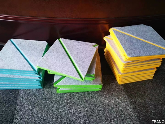 B bereitete gerade den materiellen Ton auf, der akustisches 3D blockiert, Wand halb zerfurchtes