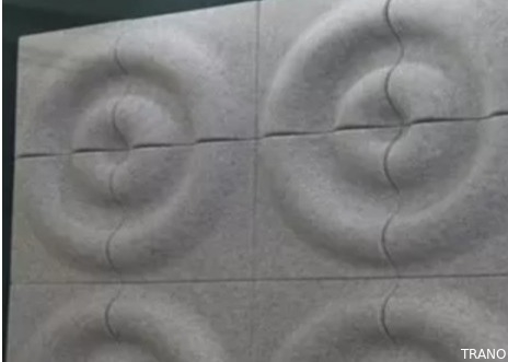 B bereitete gerade den materiellen Ton auf, der akustisches 3D blockiert, Wand halb zerfurchtes